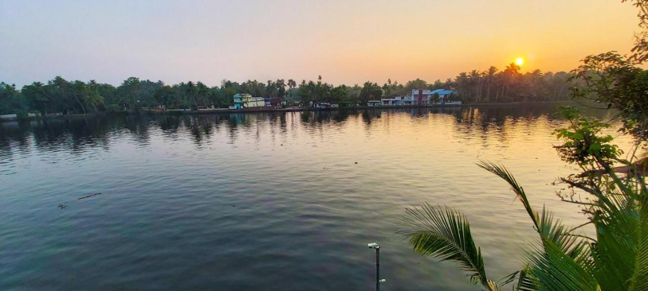 Captains Cabin Backwater Resort Alappuzha Extérieur photo