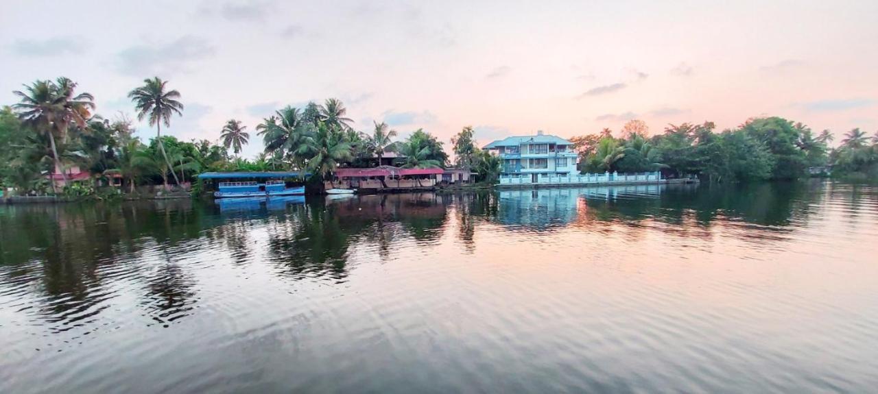 Captains Cabin Backwater Resort Alappuzha Extérieur photo
